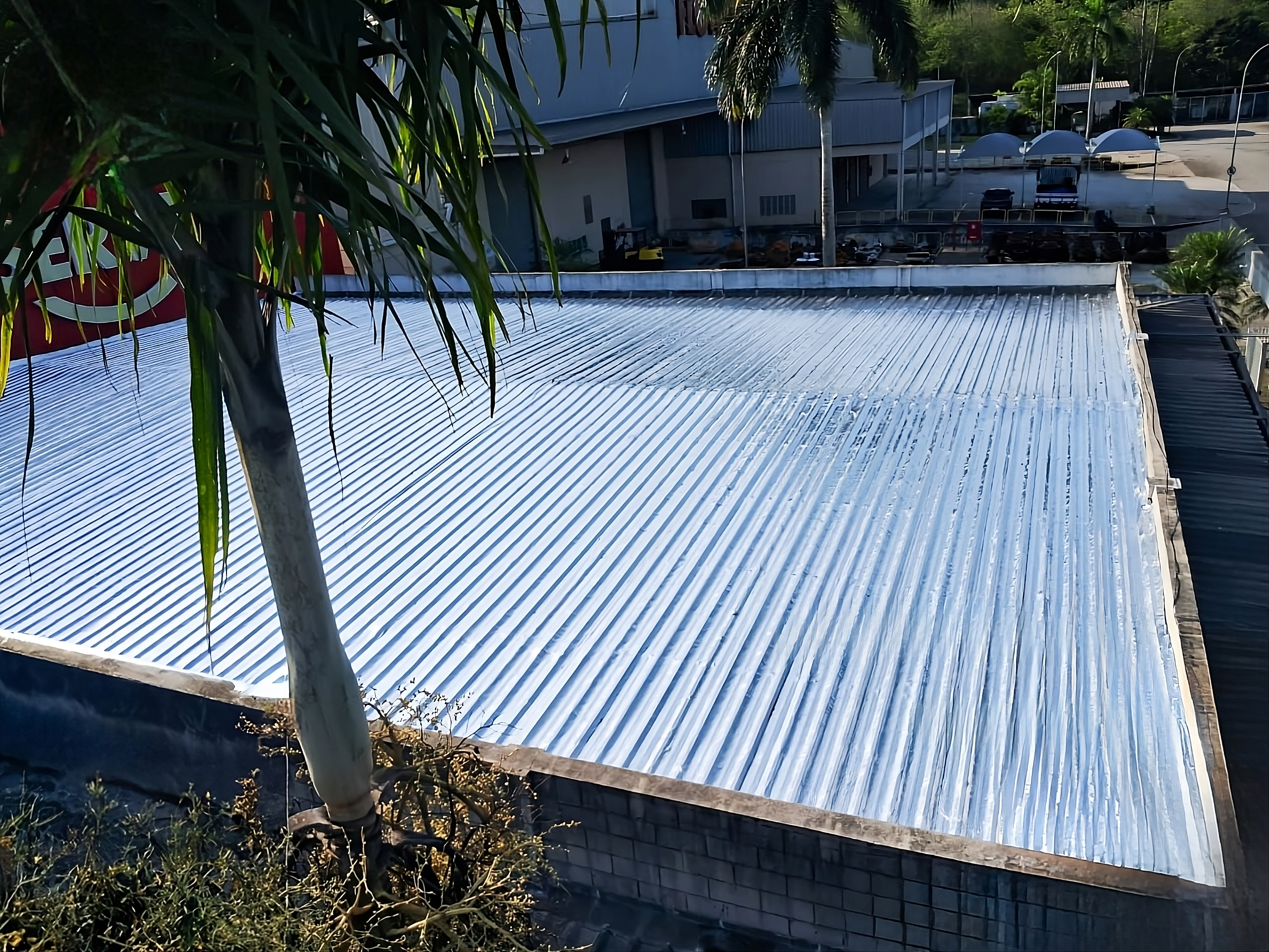 Inspeção de manutenção preventiva em cobertura impermeabilizada