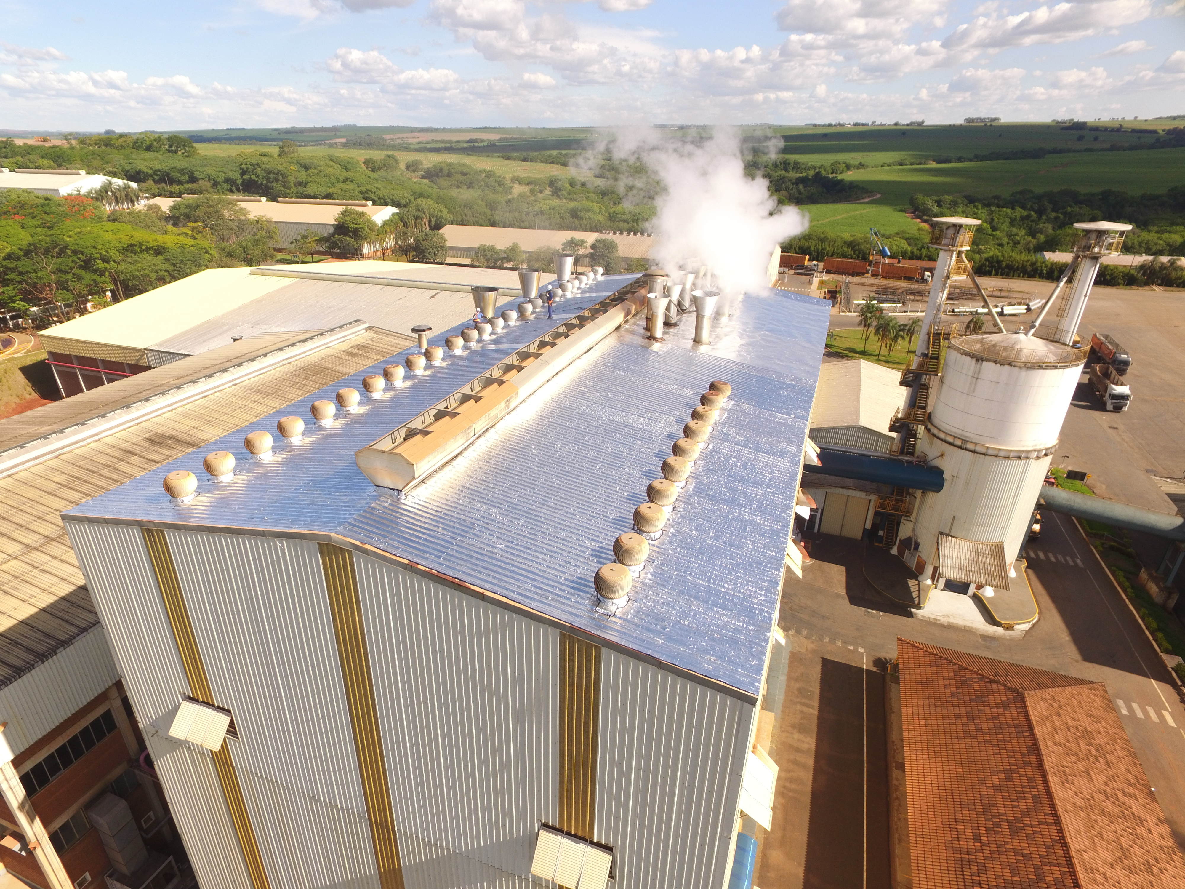 Vista aérea de cobertura industrial impermeabilizada pela Conceito Sul
