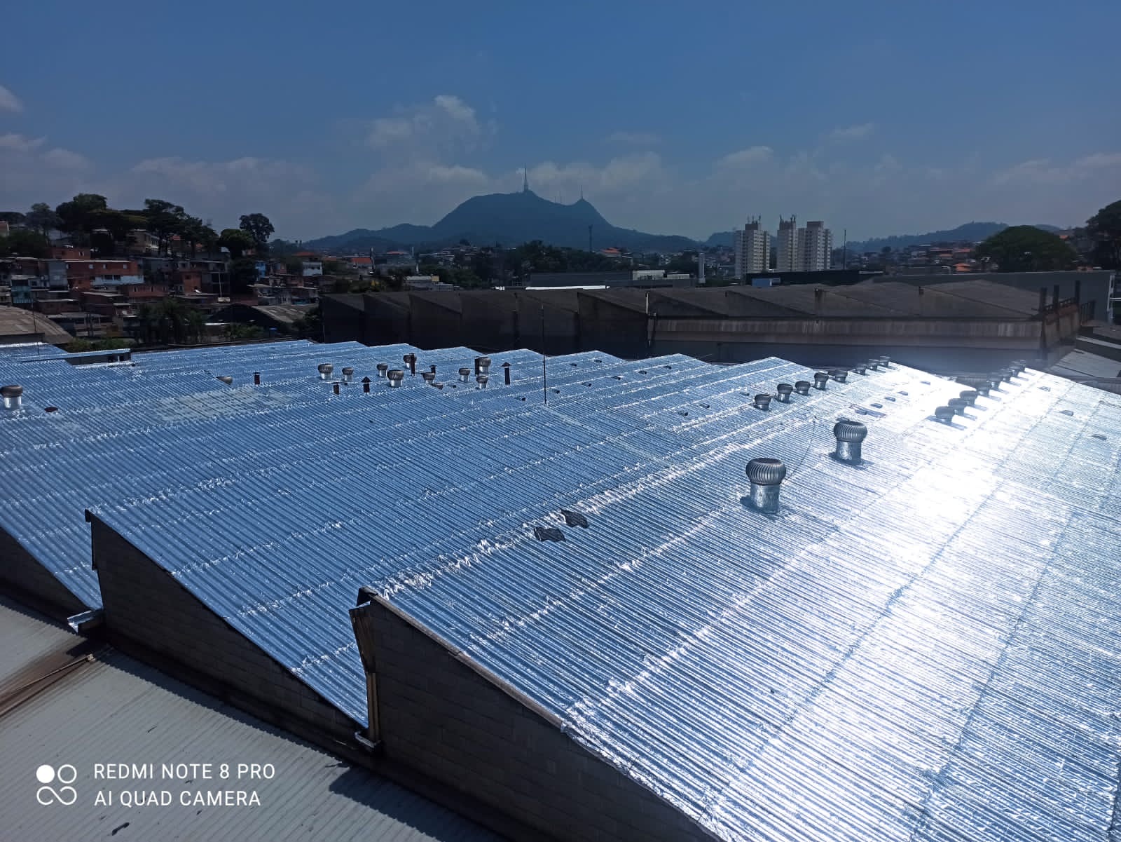 Manta aluminizada e temperatura interna: o que a medição em obra mostrou